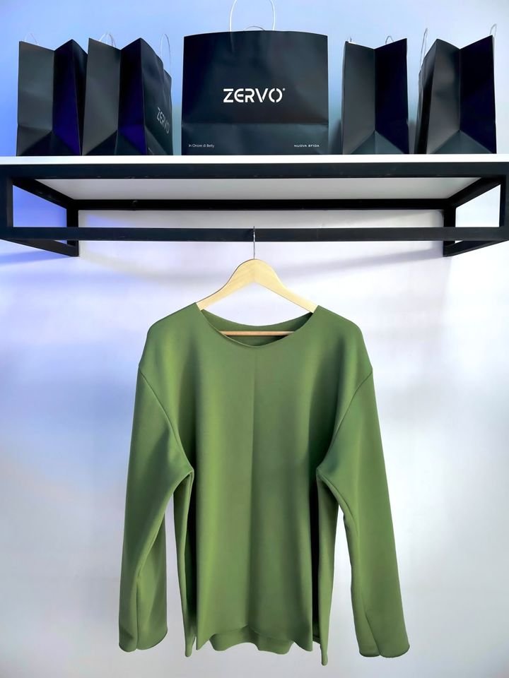 Buzo verde oliva ZERVO en percha