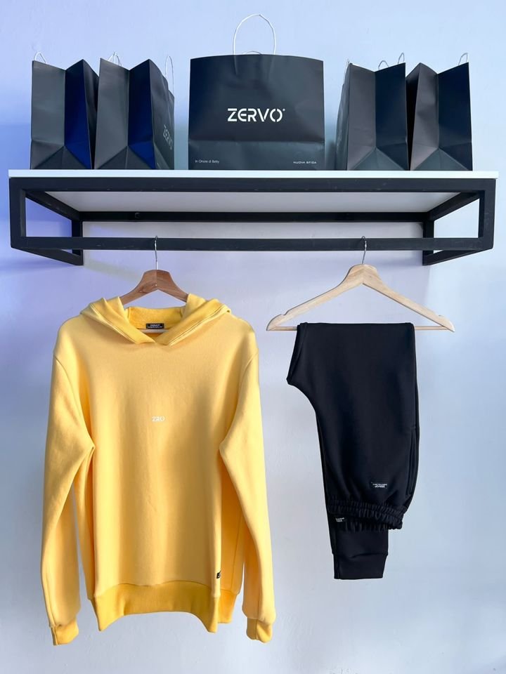 Hoodie amarillo ZERVO en percha