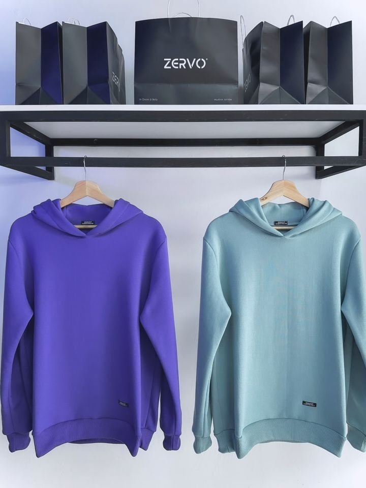 Hoodies morado y aguamarina ZERVO en percha